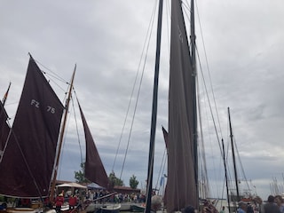 Warten auf den Start der Zeesboot Regatta