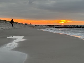 Wintersonnenuntergang am Ostseestrand