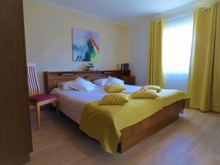 Schlafraum mit Doppelbett Wohnung Nussbaum