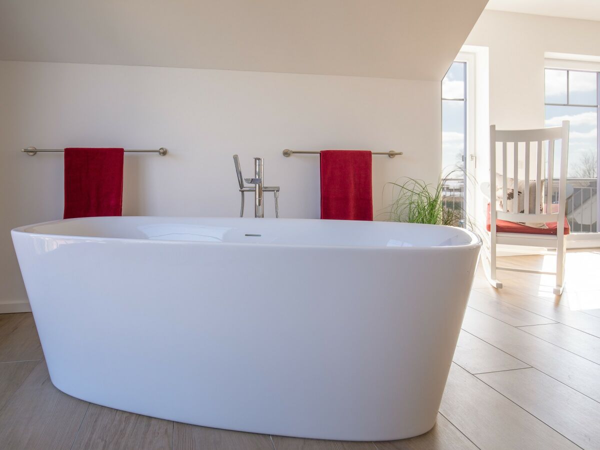 Wellness bath upstairs free-standing bathtub