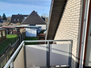Blick vom Balkon zum Fahrradschuppen