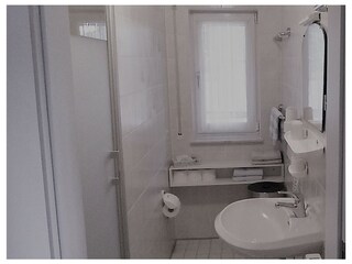 Bad mit Du/WC, Fön, Kosmetikspiegel, Fenster