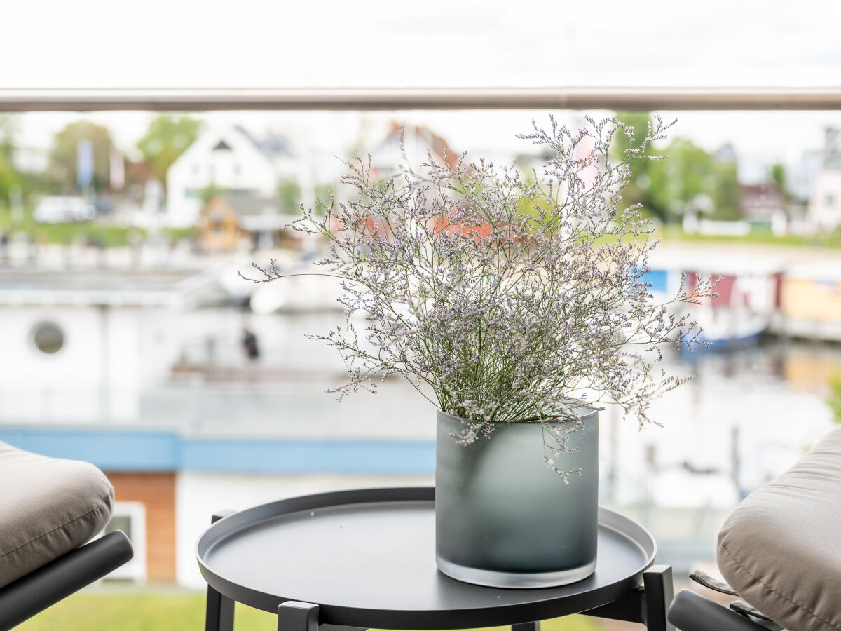 Balkon mit Blick auf den Niendorfer Hafen