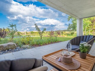 Terrasse mit Gartenmöbeln