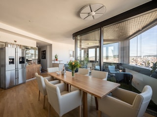 West View Wohnzimmer mit Loggia