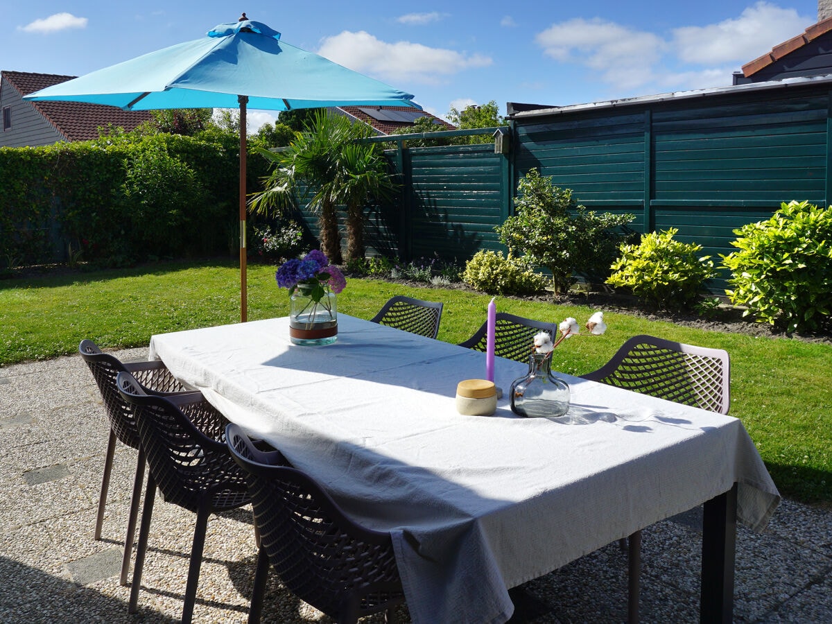 Terrasse mit Gartentisch