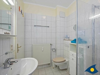 Badezimmer mit Dusche und WC