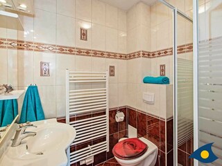 Badezimmer mit Dusche und WC