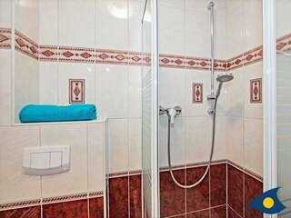 Badezimmer mit Dusche und WC