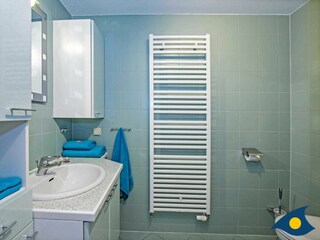 Badezimmer mit Dusche und WC im EG