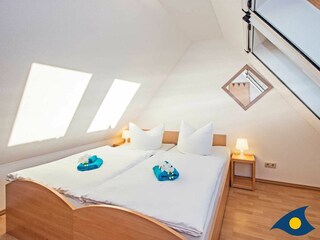 1. Schlafzimmer mit einem Doppelbett und einem Rollbett