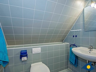 Badezimmer mit Dusche und WC im 1.OG