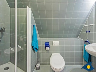 Badezimmer mit Dusche und WC im 1.OG