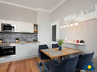 Wohnbereich mit Essecke und TV