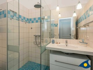 Badezimmer mit Dusche