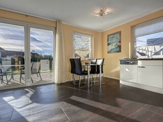 Essbereich mit Zugang zur Terrasse