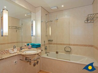 Badezimmer mit Badewanne und WC