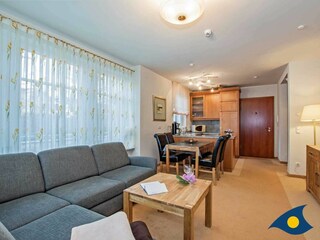 Wohnzimmer mit Essbereich und Küchenzeile