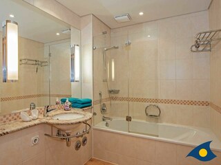 Badezimmer mit Badewanne und WC