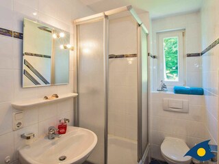 Badezimmer mit Dusche und WC