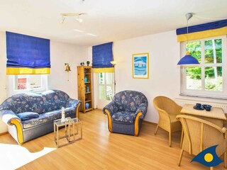 Wohnzimmer mit Essbereich und Zugang zur Terrasse