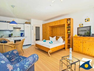 Schrankdoppelbett mit Essbereich und Küchenzeile