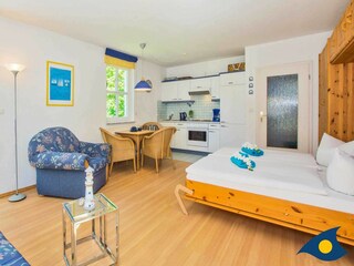 Schrankdoppelbett mit Essbereich und Küchenzeile