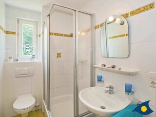 Badezimmer mit Dusche und WC