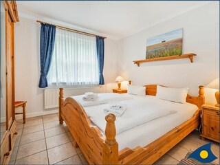 Schlafzimmer mit Doppelbett