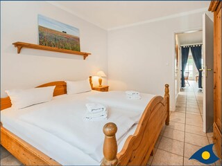Schlafzimmer mit Doppelbett