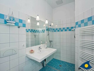 Badezimmer mit Dusche