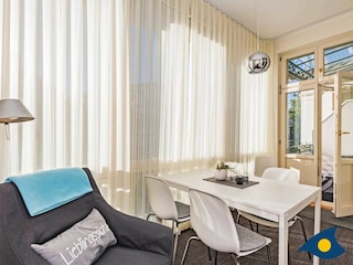 Loggia mit Essbereich und Zugang zum Balkon 1