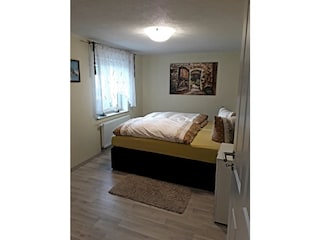 Schlafzimmer mit großem Boxspringbett