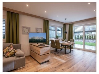 Söll_APARTdeluxe_Gartensuite_Wohnraum_WilderKaiser