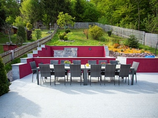 Ausblick vom Wintergarten in unsere Gartenanlage