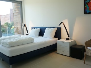 Schlafzimmer mit angrenzenden Badezimmer