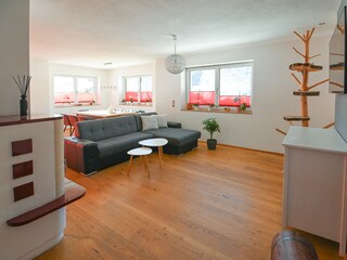 Großes gemütliches Wohnzimmer mit Kachelofen.