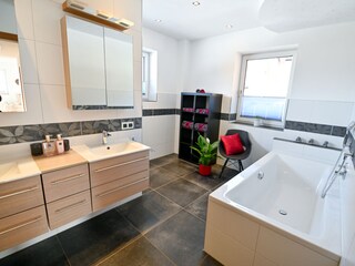 Bad mit Doppelwaschbecken, Badewanne und Dusche