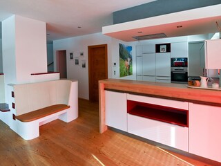 Großzügige Küche mit hochwertigen Miele Geräten