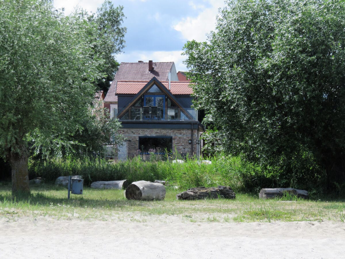 Rückwärtige Ansicht vom Strand aus