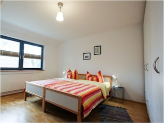 Schlafzimmer mit Doppelbett und Einzelbett