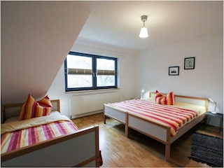 Schlafzimmer mit 3 Betten