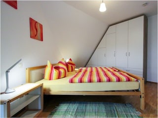 2. Schlafzimmer mit Doppelbett und TV