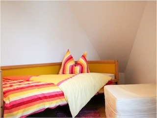 Kinderzimmer mit Einzelbett und Schlafhocker