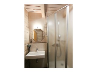 Bad mit Dusche im Erdgeschoss