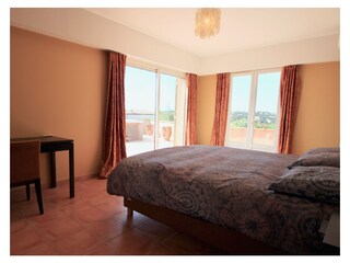 Masterbedroom with doors to roof terrace