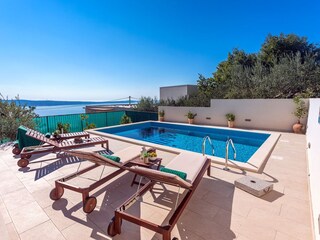 Private 28 sqm pool (7m x 4m), 4 deck chairs