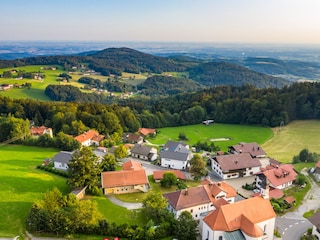 beschauliches Bergdörfchen Greising mit Fernsicht