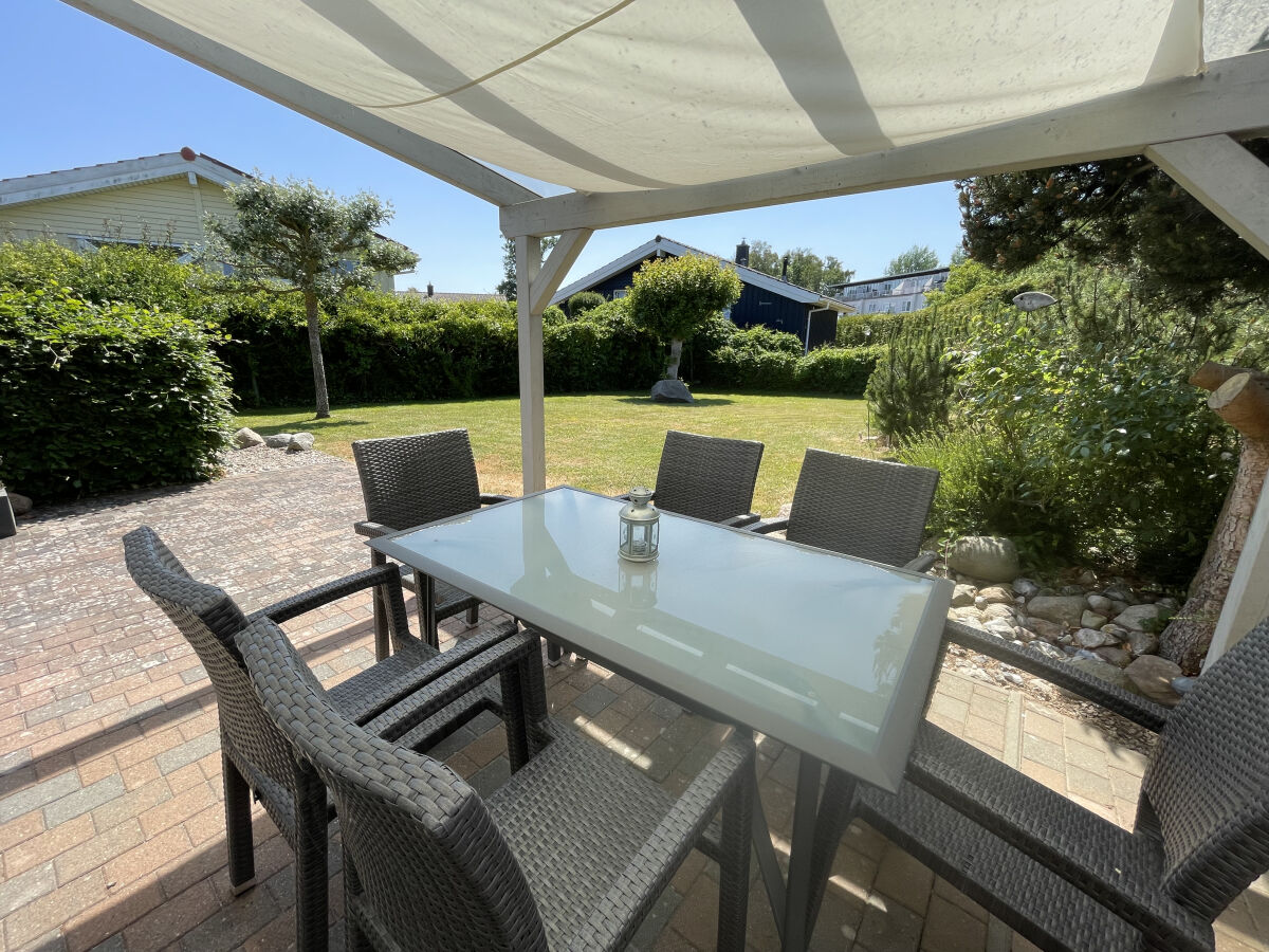 Terrasse mit Blick in den Garten