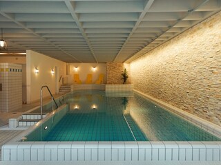 hauseigenes Hallenbad 12 x 5 m